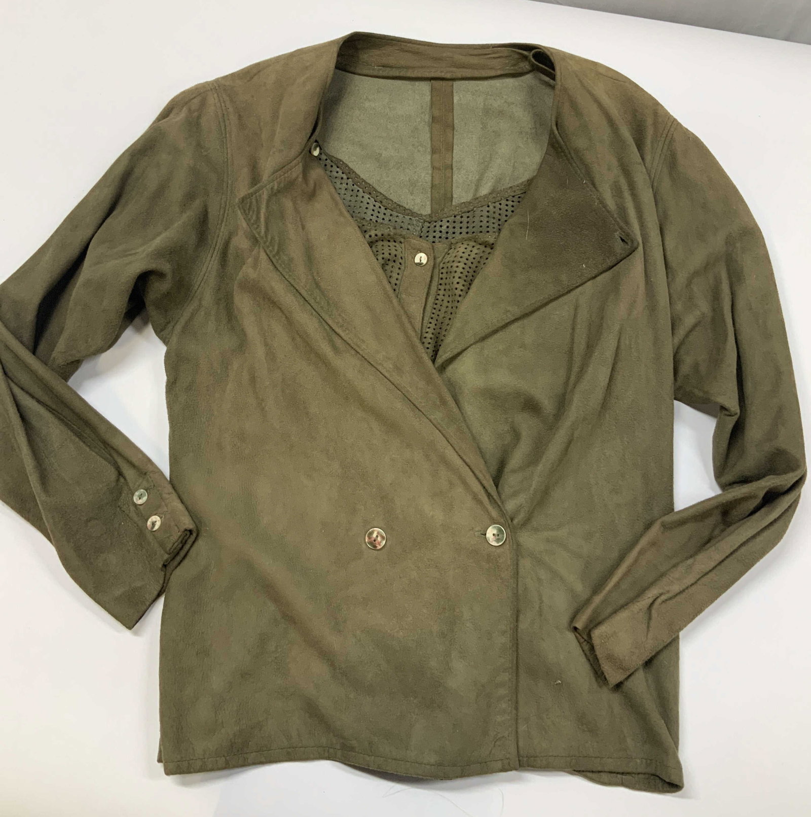 Vntg LYN TORONTO 2 piece tailored suede set: Vintage LYN TORONTO 2 piece tailored suede set. Jacket: made from lambskin suede in size 8. Features a relaxed unstructured drape with double breasted single button closure and wide lapels. The