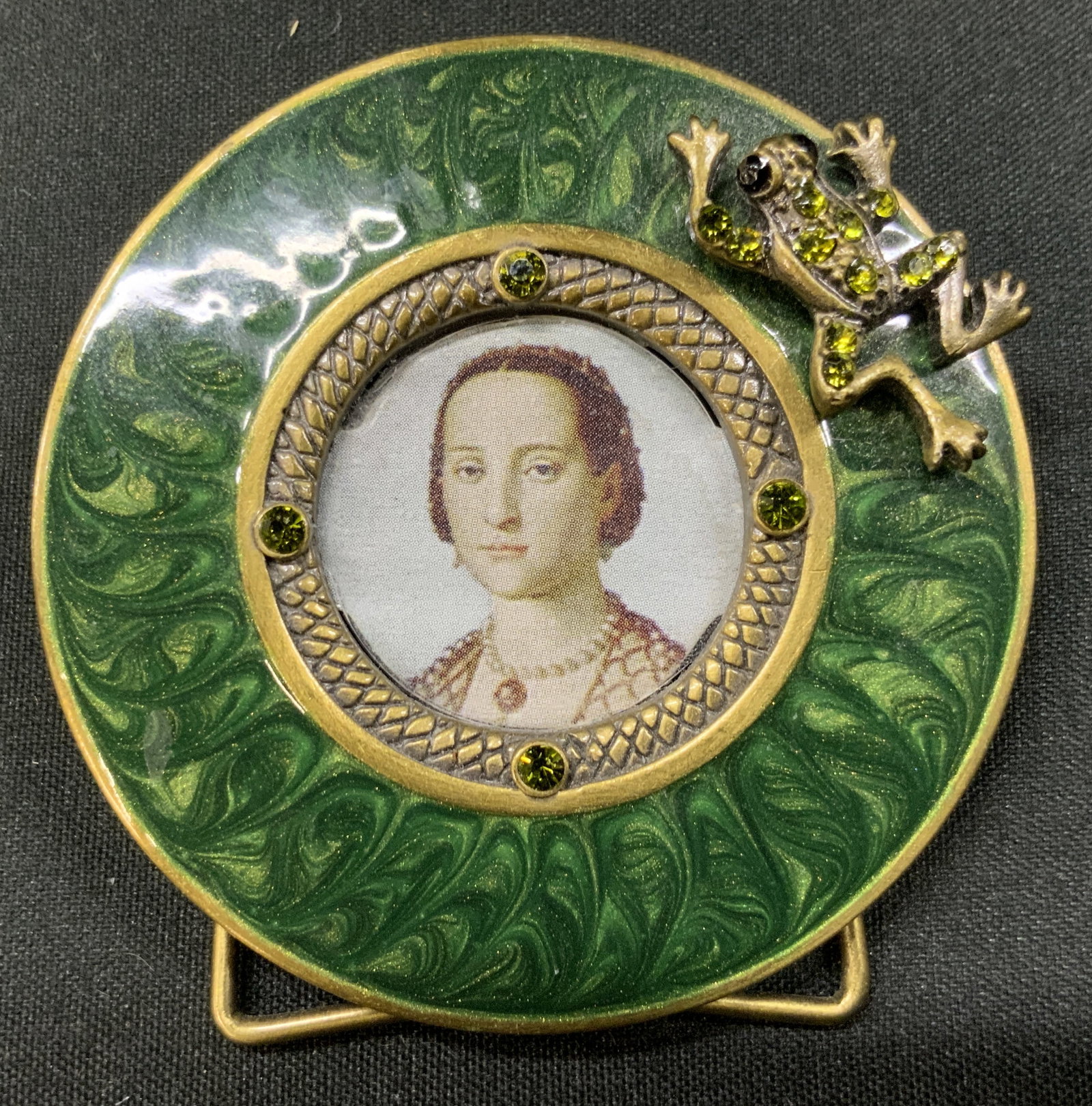 Vtg Twos Company Enamel Frog Mini Frame: Vintage Twos Company Enamel Rhinestone Frog Mini Frame. Guilloche style green enamel ring adorned with swirling details and rhinestone encrusted green frog climbing the upper border. Inner border text