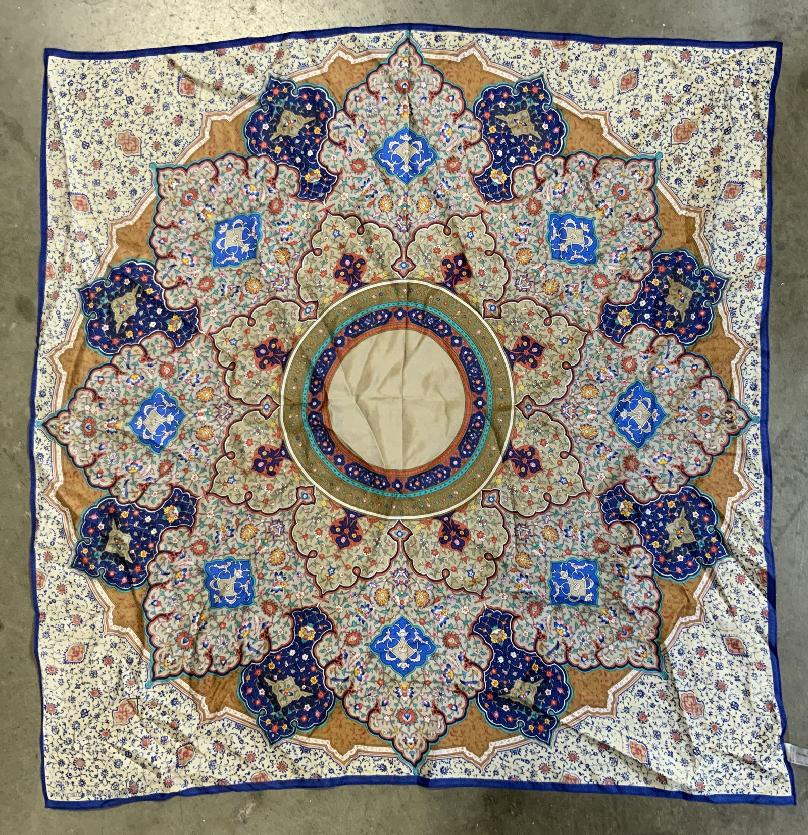 Vtg MET Islamic Medallion Silk Scarf: Vintage Metropolitan Museum of Art Islamic Medallion Silk Scarf. 100% silk woven fabric scarf. Rendition of 16th century Persian Safavid court medallion carpet. Bold central circular medallion surroun