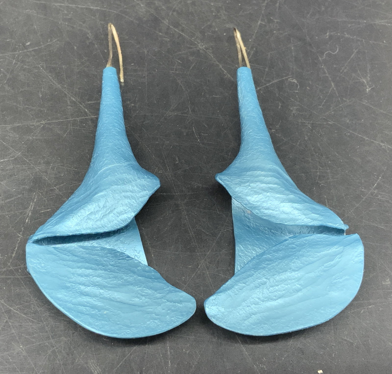 Vtg Sgnd Tomo Blue Ceramic Floral Earrings: Vintage Signed Tomo Vibrant Blue Ceramic Floral Dangle Earrings. Silver-Toned kidney wires. Condition consistent with age and exposure. Measures app 3.75in H. vintage earrings, signed, Tomo, blue,