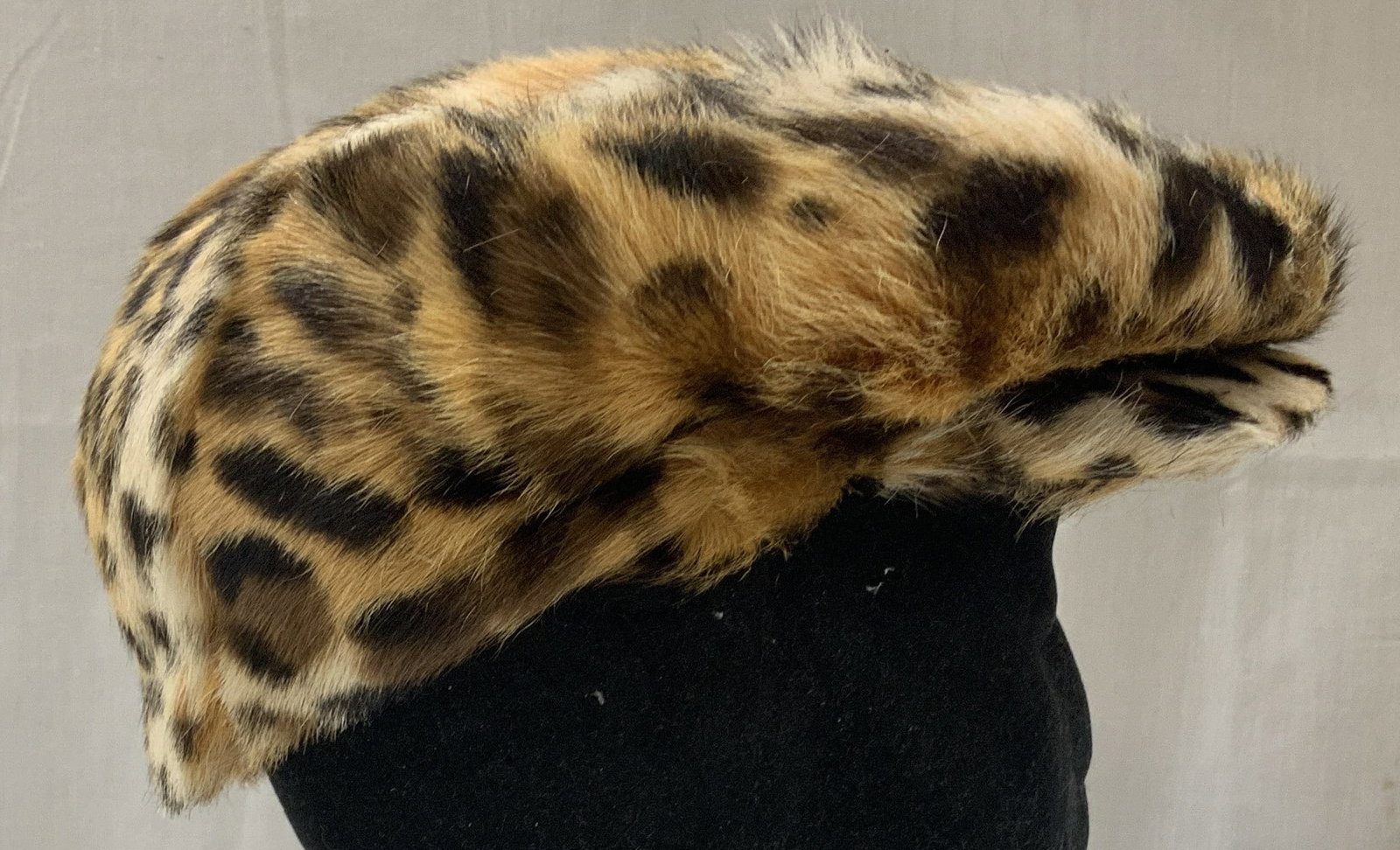 Pologeorgis shearling newsboy leopard print hat (1 of 7)