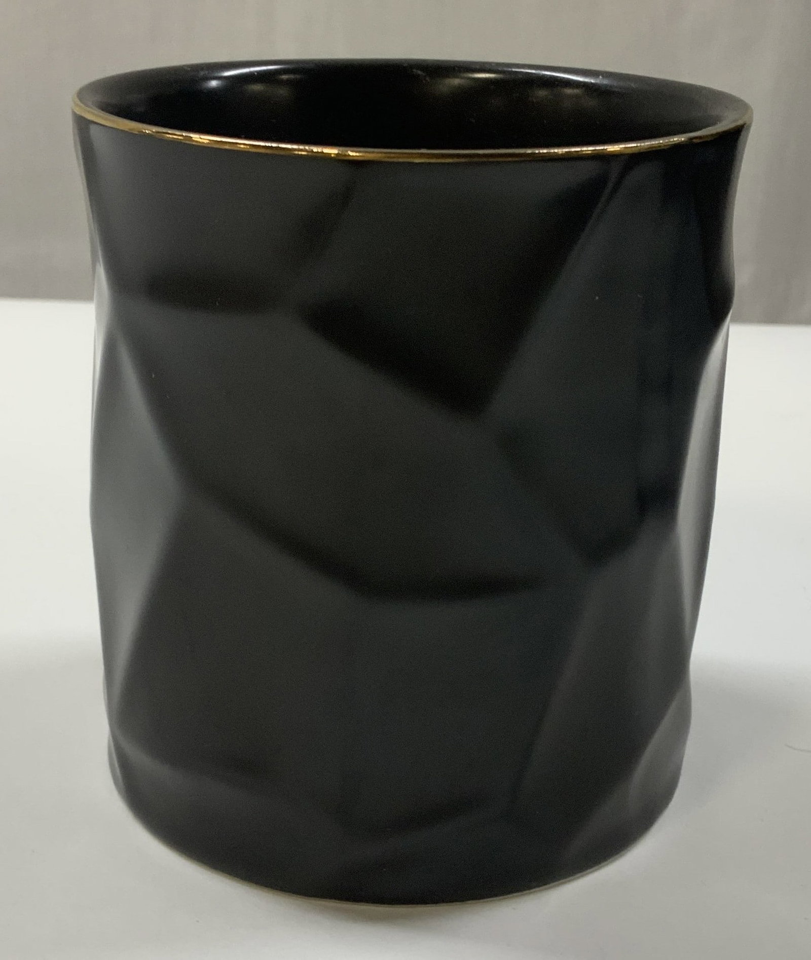 YOSCO ceramic pen holder: YOSCO ceramic pen holder. It features a distinctive Faceted irregular round shape that provides a geometric look. Made of a high quality ceramic with a smooth matte black finish. The top lid is Hand P