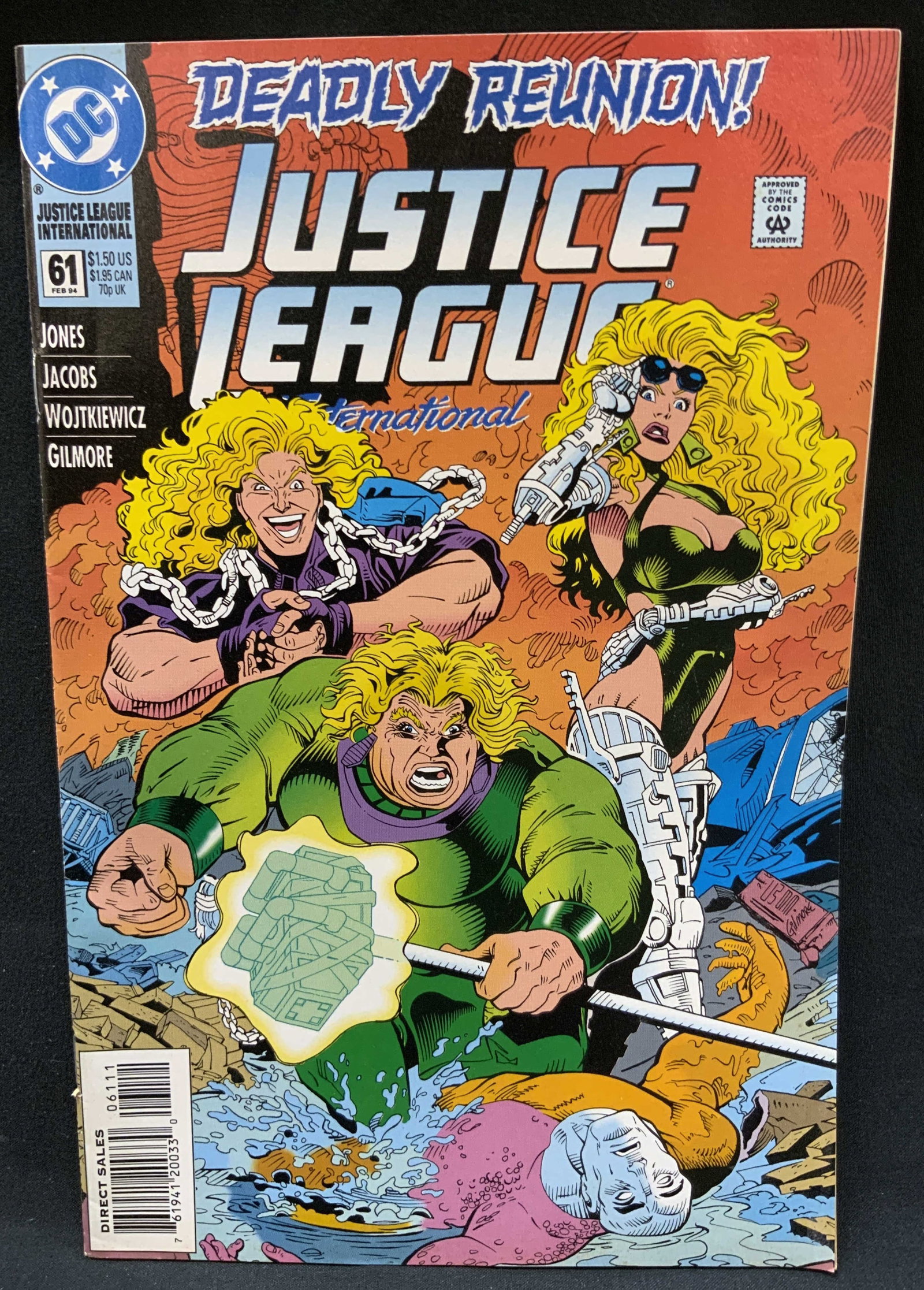 Vtg DC 1994 Justice League #61 Comic Bk: Vintage DC Comics Justice League International, Deadly Reunion! #61. Written by Gerard Jones and Will Jacobs, interior artwork by Chuck Wojkiewicz and Craig Gilmore. Published by DC Comics February