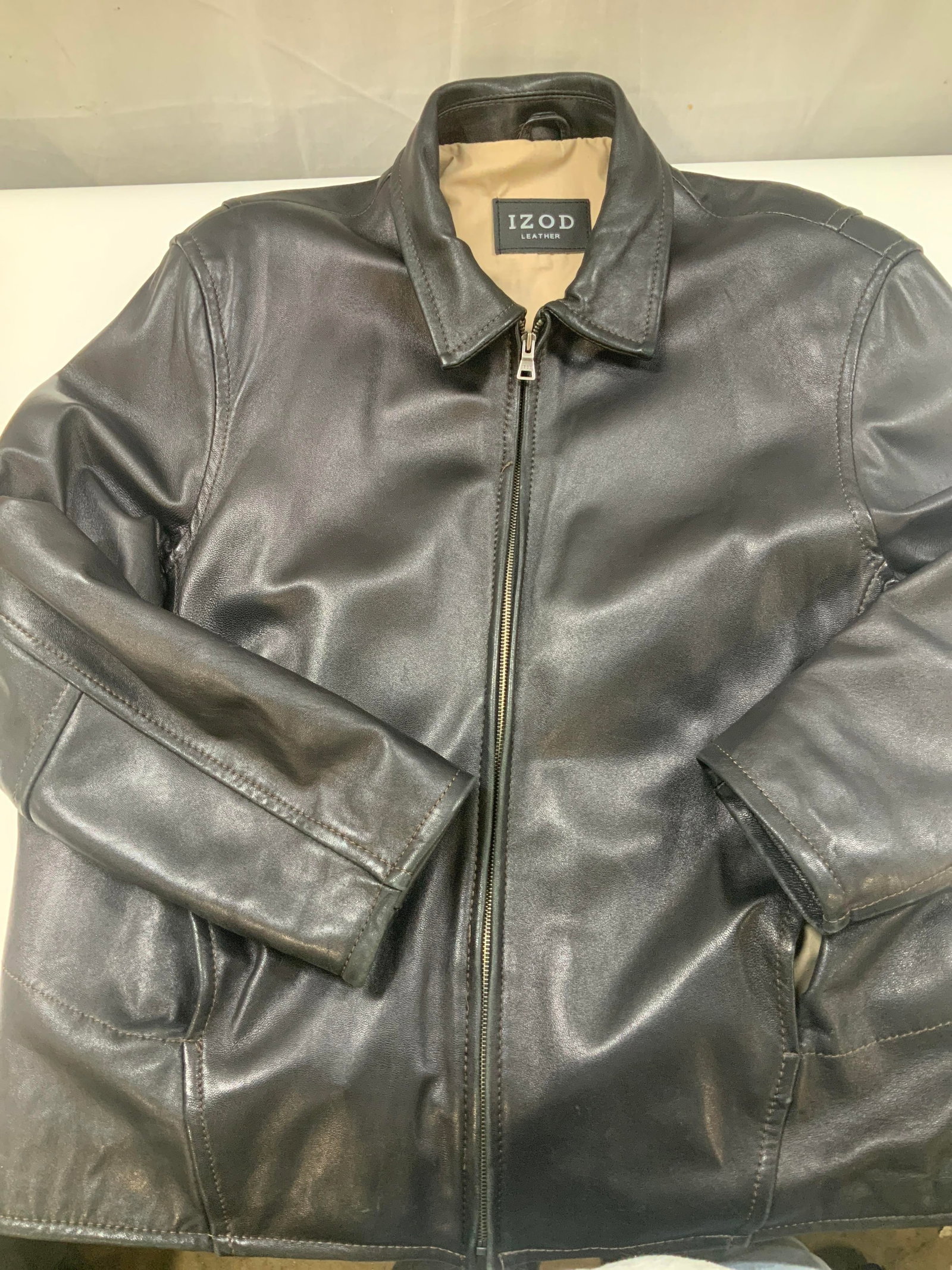 Vntg IZOD leather jacket: Vintage IZOD leather jacket. Made of 100 % leather with a cotton polyester blend lining. The Jacquard jet features a clean shirt style fold down collar, rugged metal front zipper closure, and stand