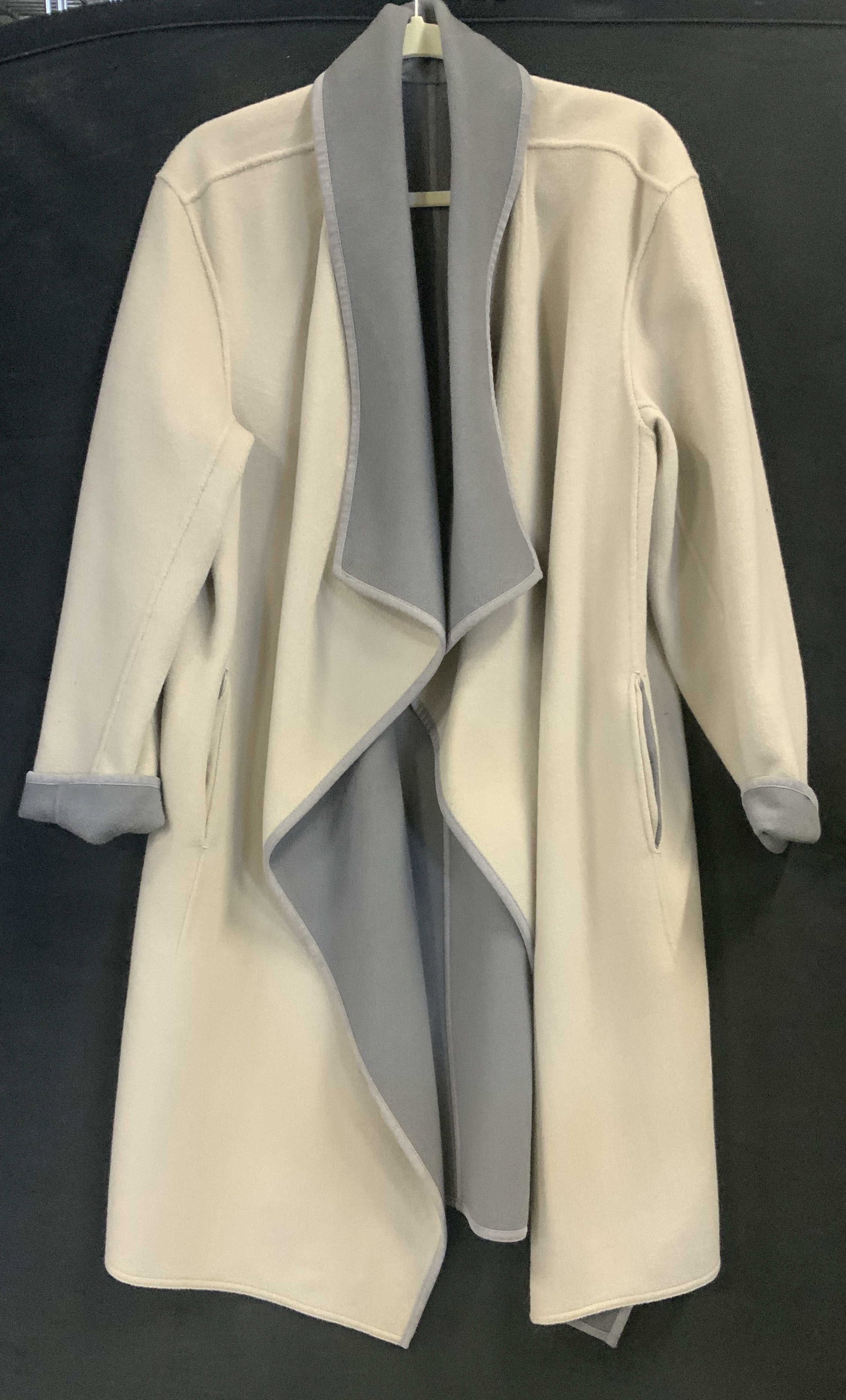 LAFAYETTE 148 Reversible wool and cashmere coat: Reversible double face blend coat. Made of a wool cashmere blend in size XL. Coat features a grey side and a cream side and can be worn with either side facing outwards. It created a color block