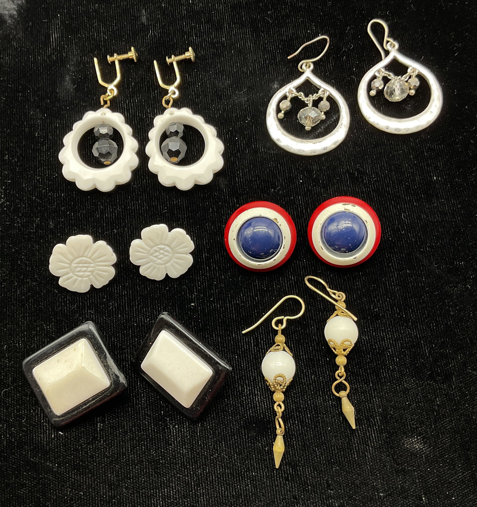 Lot 6 Vtg Assorted Beaded & Lucite Earrings: Lot of 6 vintage assorted earrings. Includes lucite materials, beads, silver and gold toned designs. Floral shapes. Shapes and designs vary. Clip on and dangle closures. Largest pair measures approx 1