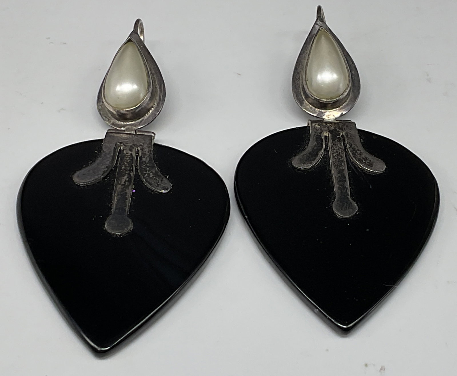 Vtg Sterling Silver Onyx Spade Earrings: Vintage Southwestern-Style Sterling Silver and Polished Onyx Spade Shaped Earrings. Marked 925. Teardrop shaped pearls on findings. Tarnishing present. Measures app 3in H. Total weight 30g. vintage ea