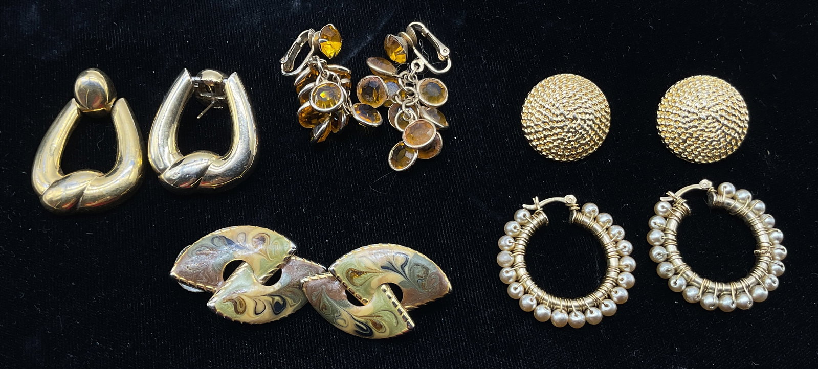 Lot 5 Vintage Assorted Gold Toned Earrings: Lot of 5 vintage assorted gold toned earrings. Varying designs. Enameled, orange glass beads, pearl style beads, ribbed surface, etc. Unique closures. Largest measures approx 1 x 1.5 inches.