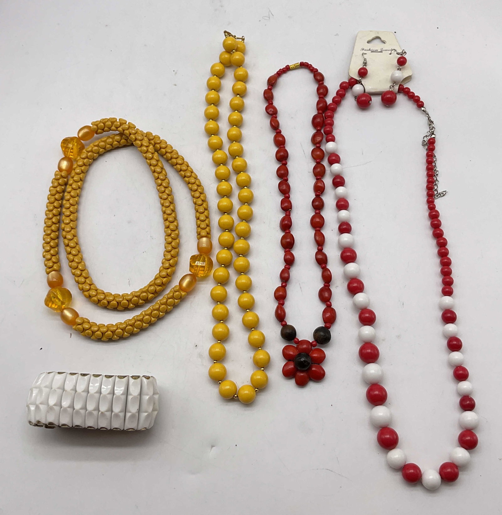 Lot 6 Vintage Mixed Beaded Lucite Jewelry NWT (1 of 15)