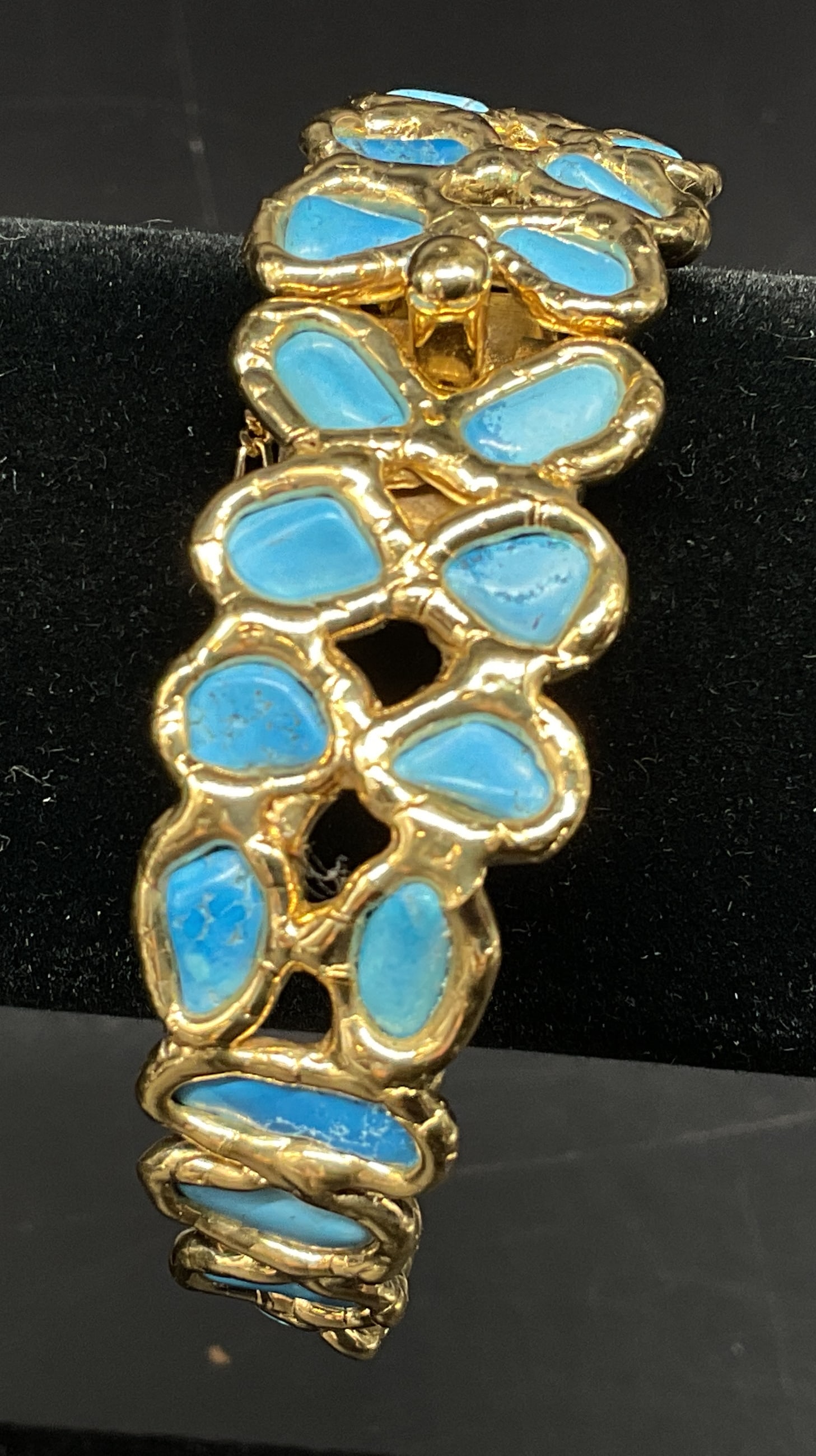 Vtg-Style Turquoise-Toned Openwork Bangle: Vintage-Style Gold-Toned Openwork Hinged Bangle Bracelet. Double rows of turquoise-style stones. D makers mark inside. Some tarnishing. Measures app 2.5in Diam when closed and 3.5in Diam when open. vi