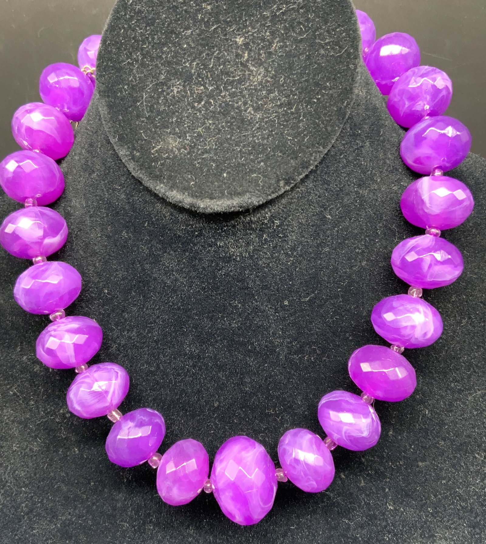 Vntg Faceted Lg Purple Bead Necklace: Faceted composite purple beads, graduating sized, drop length measures approx 8 inches, silver tone chain for adjustable length, cocktail statement necklace, vintage estate jewelry -j