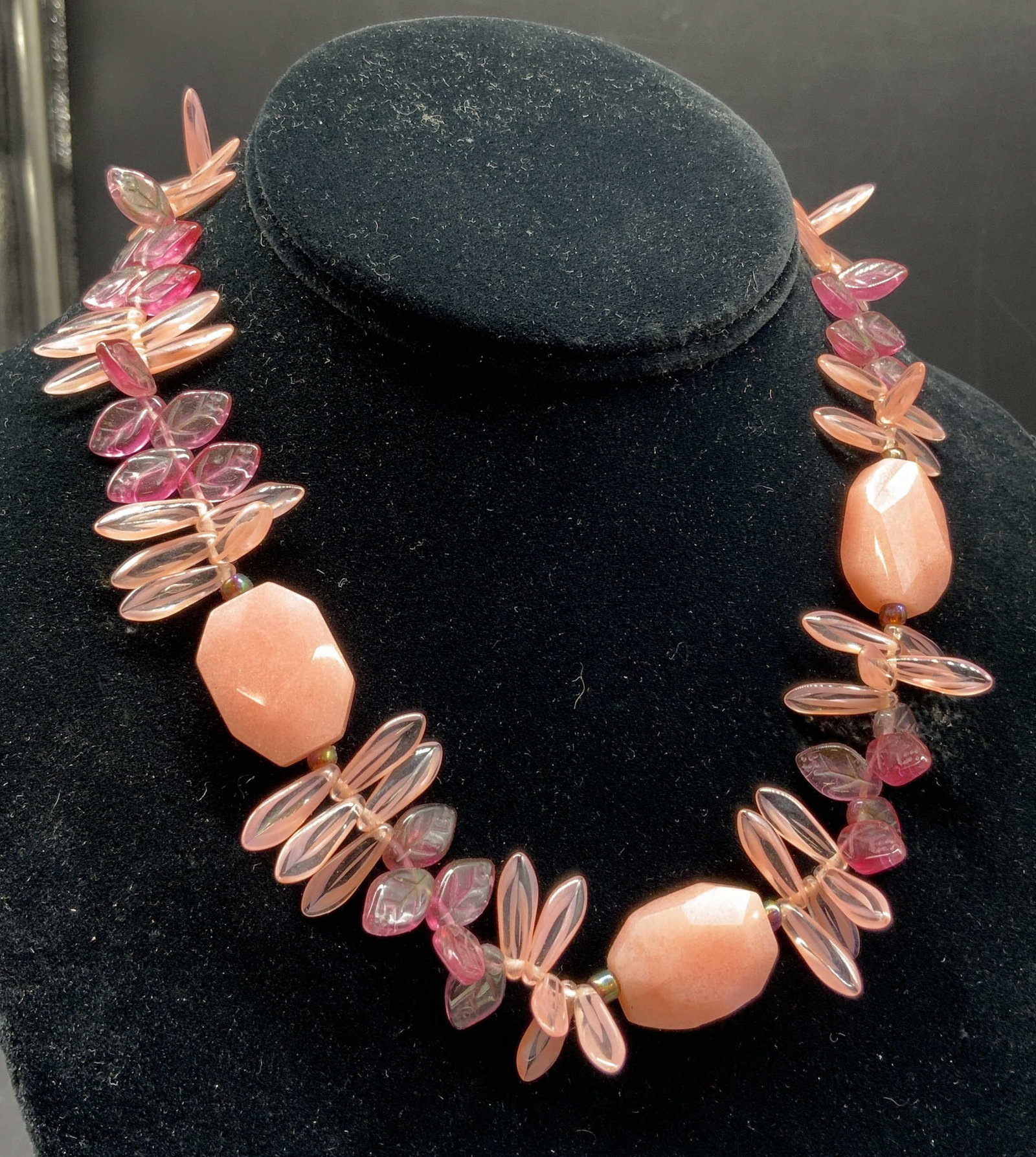 Vntg Pink Peach Bead Glass Statement Necklace: Vintage pink and peach beaded statement necklace featuring carved leaf shape beads, faceted gemstone and resin nuggets, brass copper chain clasp, the strand artfully transitions between translucent pa