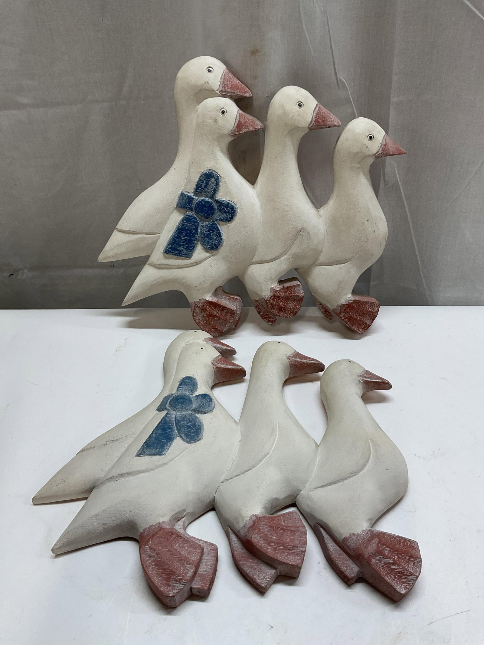 Lot 2 Vtg Wooden Geese Wall Plaque Philippines: Lot of 2 vintage wooden geese wall plaque. Made in Philippines. Four goose figures walking in a group. Blue floral accent. Hand painted details and features. Hook on backside for mounting. Measures ap