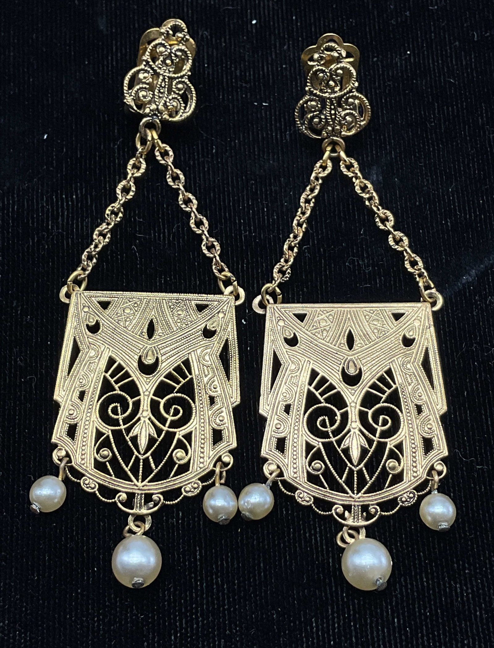 Vtg Gold Toned Filigree Dangle Clip On Earrings: Vintage gold toned filigree dangle clip on earrings. Openwork filigree design with scroll motifs, square shape. Pearl style accents. Measures approx 1 x 3 inches. Scratching. Jewelry, earrings,