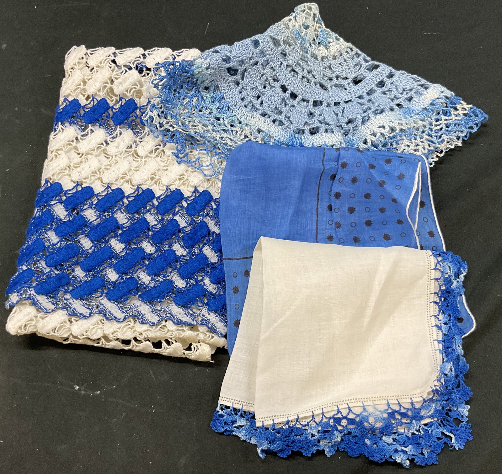 Grp Lot 4 Vtg Blue Table Linens & Doilies (1 of 11)