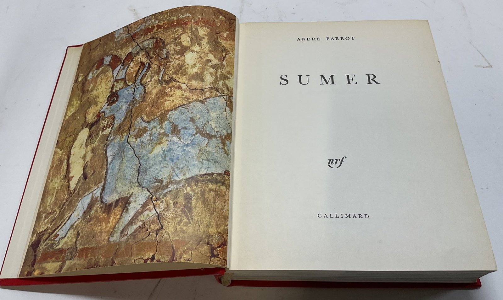 1960 Sumer Illustrated Book Parrot+: Sumer LUnivers Des Formes by Andre Parrot. Published by Gallimard, 1960. Hard red cover with gilt embossed trim. Contains illustrations. Text reads in French. Features pull out pages. Measures approx 