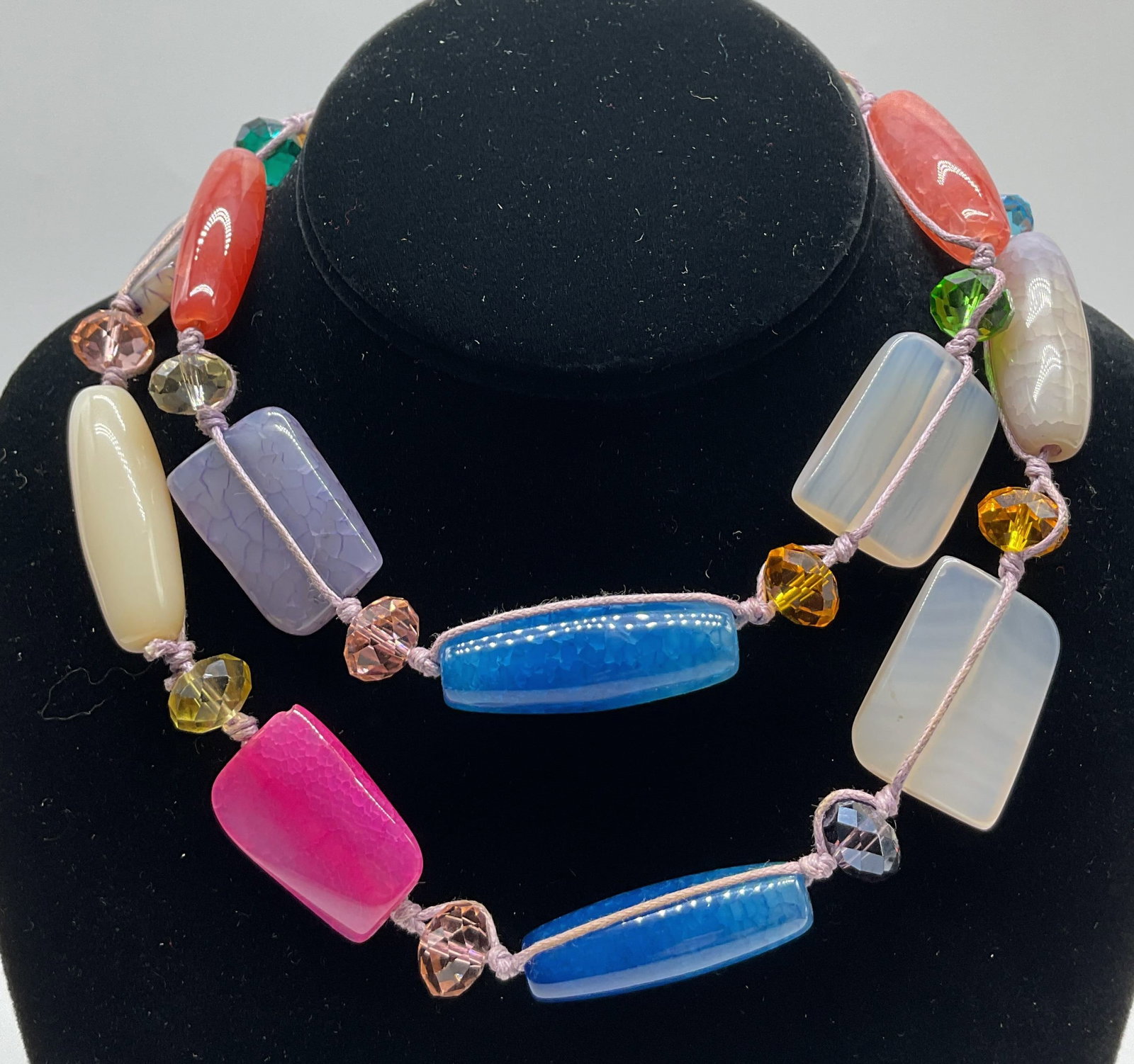 Vtg Multicolor Semiprecious & Beaded Necklace: Vintage multicolor semiprecious gemstone and glass beaded statement necklace. Gemstones have different shapes and sizes. Colors include pink, blue, green, red, etc. Tested with Presidium Gem Tester