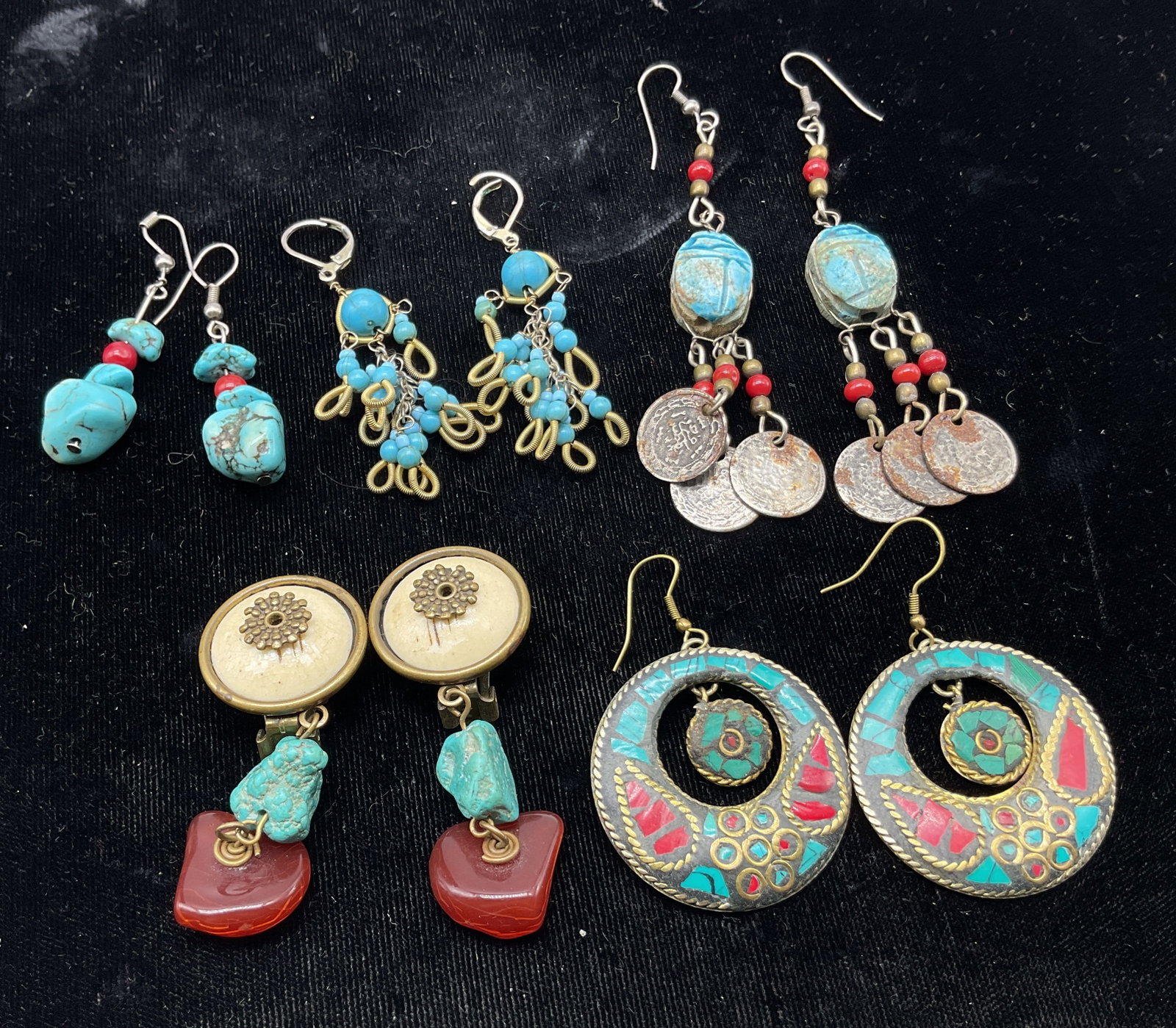 Lot 5 Vtg Assorted Dangle Earrings Jan Michaels+: Lot of 5 vintage assorted dangle earrings. One pair is marked Jan Michaels San Francisco. Includes turquoise nuggets, turquoise style natural stone, turquoise toned beads, gold toned, silver toned, Eg