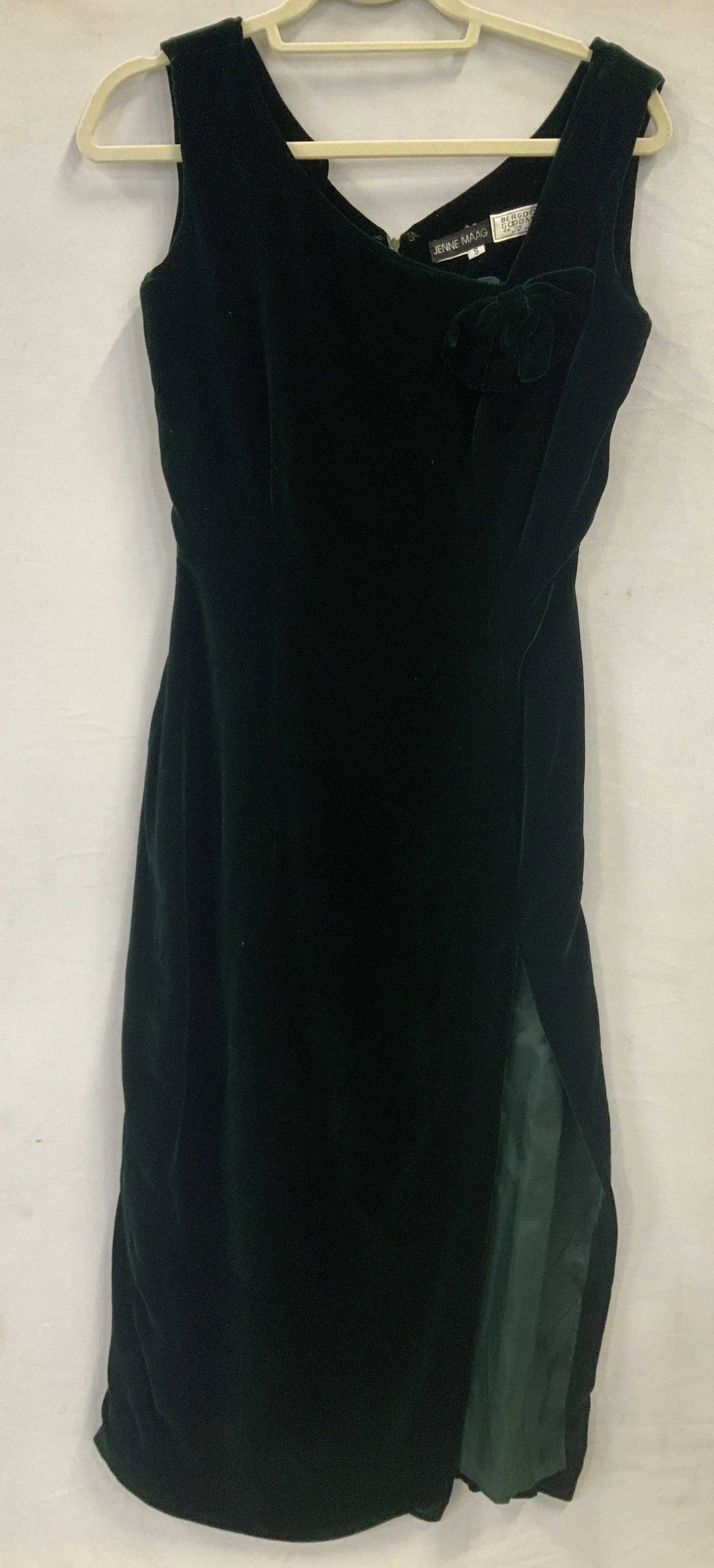 Vntg JENNE MAAG Bergdorf Goodman velvet midi dress: Vintage JENNE MAAG Bergdorf Goodman on the Plaza New York, velvet midi dress. The off center shoulder bow detail paired with a clean sheath silhouette and an elegant side slit are hallmark design