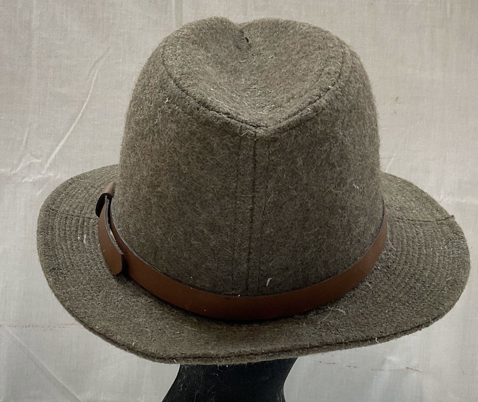 Vntg SHUMAN SULLIVAN of New Haven felt hat, USA: Vintage SHUMAN SULLIVAN of New Haven felt hat. Made in the USA from 100% wool in a size medium. grey felt fedora with a slim brown leather band. Unlike formal dress fedoras Shuman Sullivan hats were s