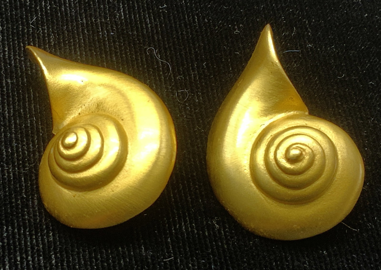 Vtg Museum of Fine Arts Gold-Pld Seashell Earrings: Museum of Fine Arts Gold-Plated Nautilus Seashell Clip-On Earrings. Inspired by Ancient Greek and Roman jewelry from the Hellenistic and Classical periods. Some plating loss. Measures app 1in H x