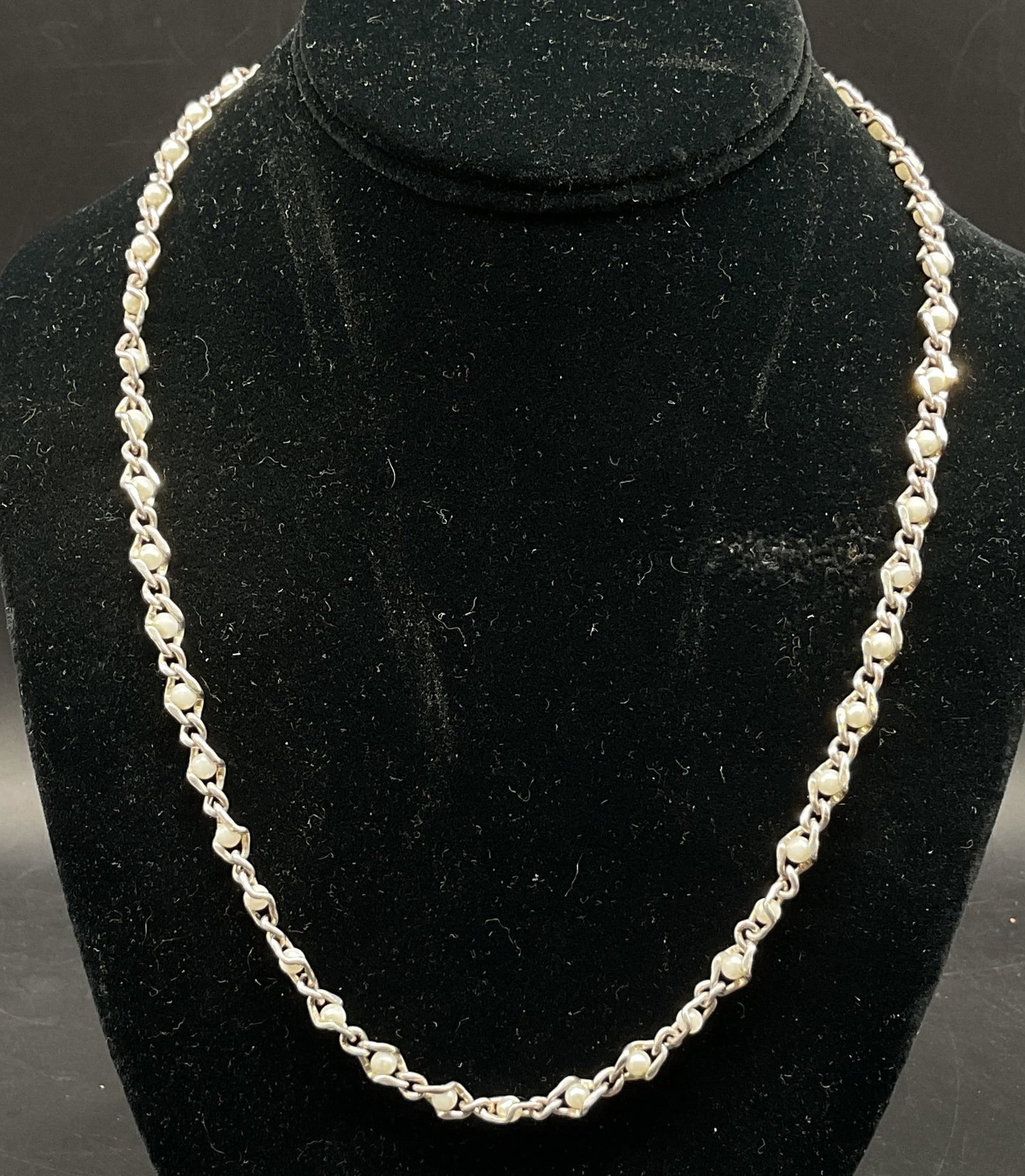 Vtg Silver Toned Link Chain Pearl Style Necklace: Vintage silver toned link chain faux pearl necklace. Chain link design with accented faux pearls. Measures approx 10 inches drop length. Scratching. Jewelry, necklace, estate jewelry, costume jewelry,