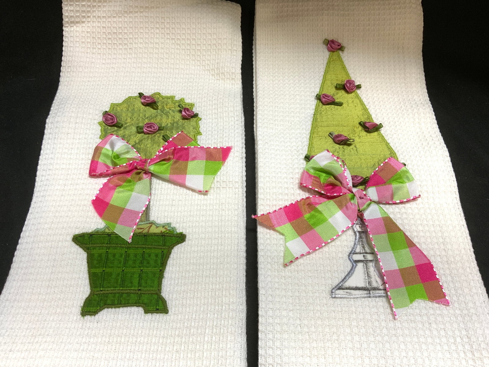 Lt2 NWT Taylor&Coultas Waffle-Weave Kitchen Towels: 2 New with Tags Taylor & Coultas Waffle-Weave Kitchen Towels. 100% Cotton. Jacksonville, Illinois. Embroidered round ball topiary and conical topiary designs. Pink and green checkered bows. Ribbon ros