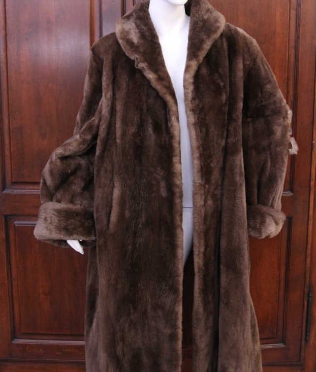 Vintage Ladies Sheered Mink Coat: Shoulder to wrist 26 inches. Shoulder to hemline 45 inches. Damage at elbow.
