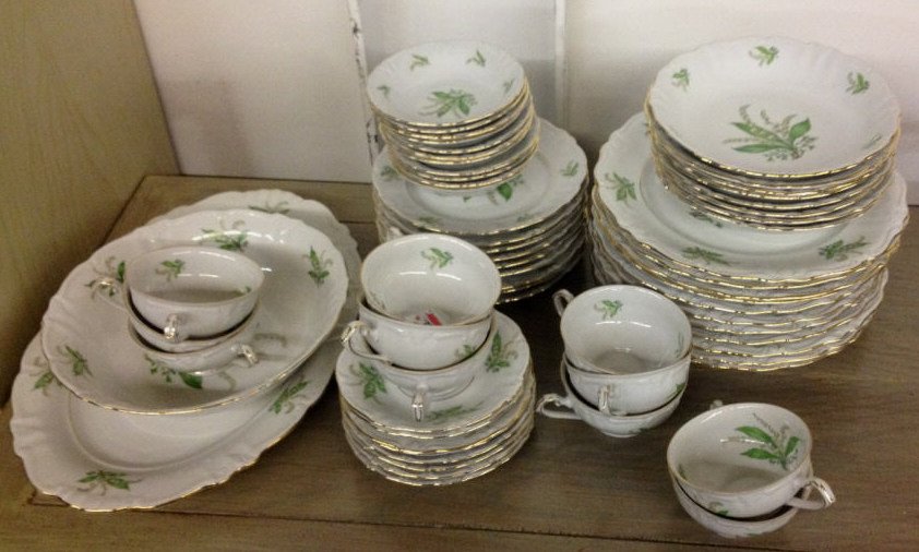 Dinner Service for 8 Treasure Chest Bavaria German: 11 Dinner plates, 8 soup bowls, 9 salad plates, 11 berry bowls, 11 teacups, 8 saucers, serving platter, serving bowl. Diameter of dinner plates 9 inches.