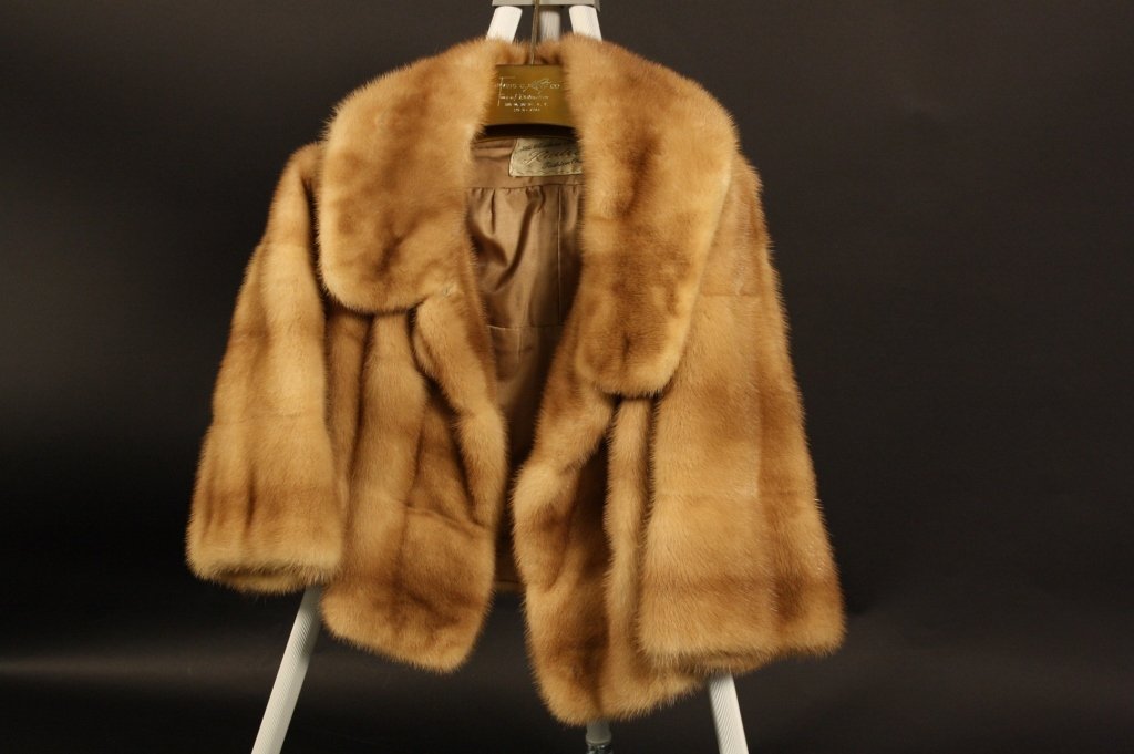 Vintage mink stole: Vintage light colored pelt mink stole labeled La coutre maison, radley. Length of back is 33 inches.