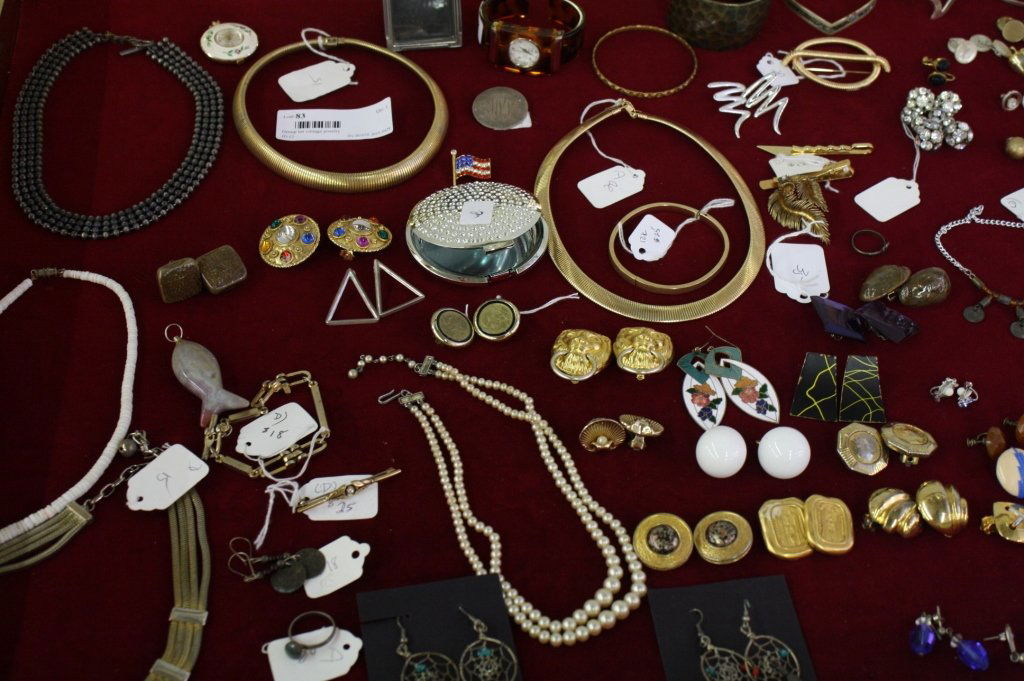 Group lot vintage jewelry (1 of 3)