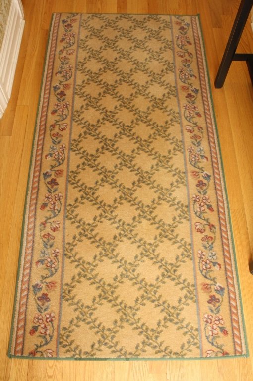 Wool carpet runner Geometric with floral border (1 of 3)