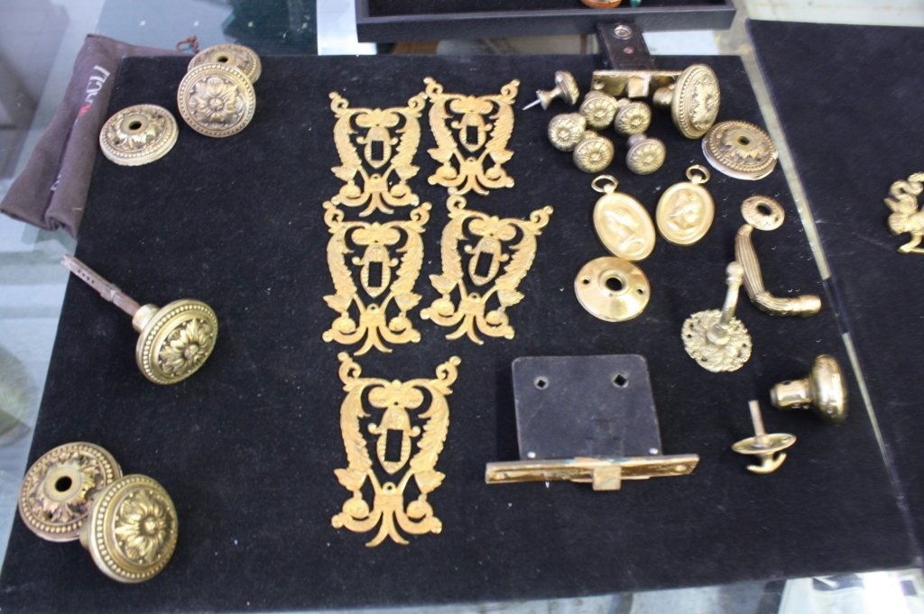 Group Lot of Vintage Brass Door Articles (1 of 5)