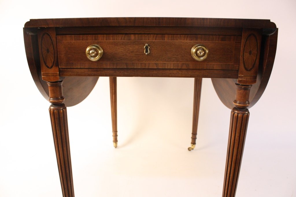 HENREDON Vintage Drop Leaf Oval Table with Inlay (1 of 10)