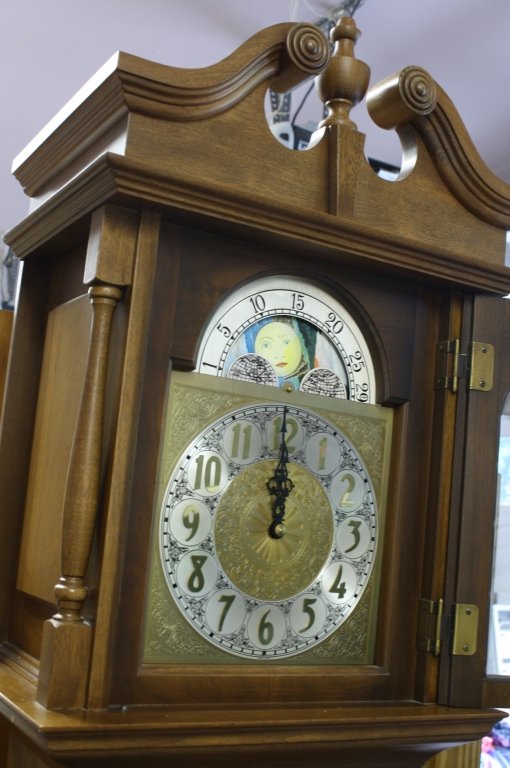 JAHNKE Walnut moon sun Grandfather clock (1 of 10)