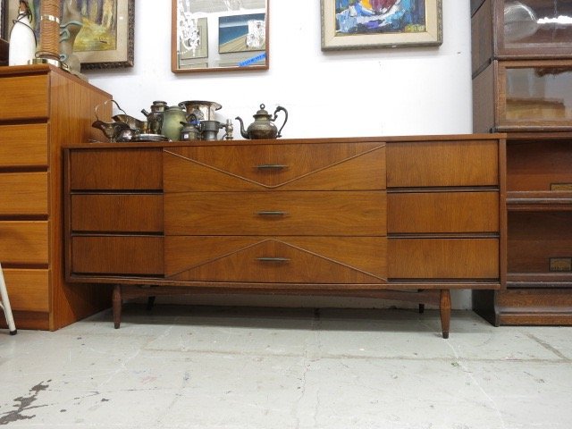 JOHN M SMYTHE & CO Mid Century Oak Dresser (1 of 6)