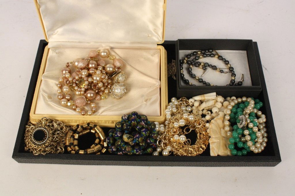 Vintage Lot of Necklaces (1 of 3)