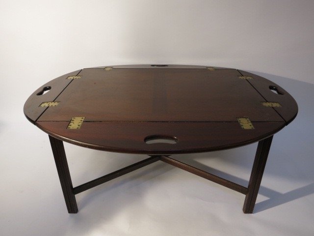 Vintage wooden coffee table with folding leaves. (1 of 3)