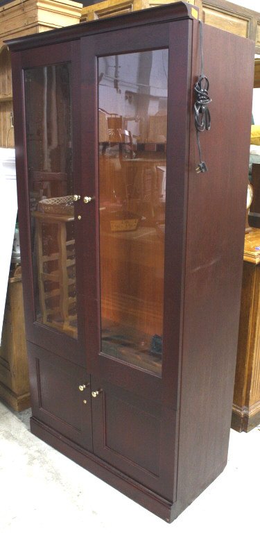 VIGILANT Custom Mahogany Gun Cabinet: Custom made like new mahogany gun cabinet by Vigilant, Portsmouth, New Hampshire. With lock and key, customized feet for balance, and glass panel fronts .Retails for $3800. Measures 74 inches high by 