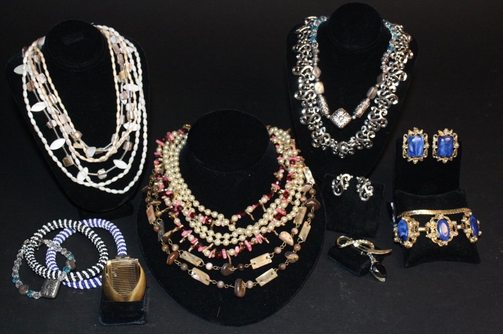 Vintage Jewelry Lot 18 Pieces (1 of 7)
