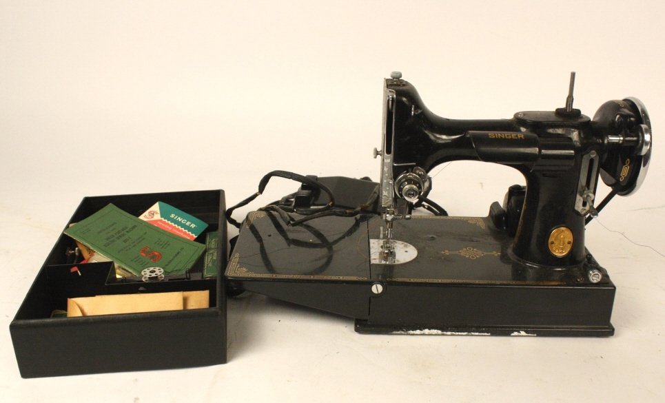 Singer 221-1 Featherweight Singer Sewing Machine (1 of 10)