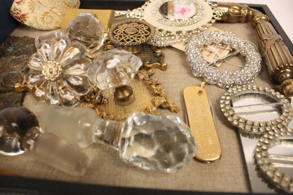 Vintage finds box lot and jewelry (1 of 5)