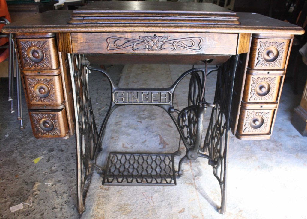 Antique Singer Sewing Machine and Table (1 of 10)
