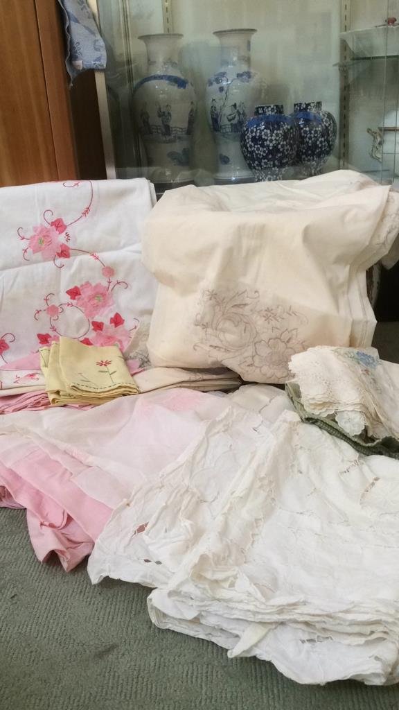 Group lot Vintage Linens Tablecloths (1 of 10)