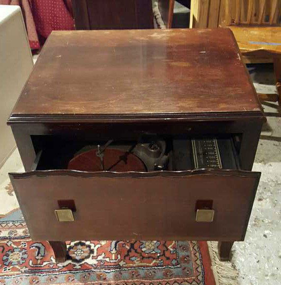 Vintage PLYMOTH Record Player Built in End Table (1 of 5)