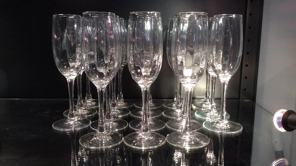 Champagne Glass 18 Piece Set Wavy Pattern (1 of 6)