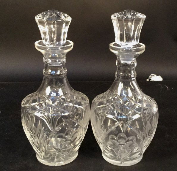 Pair of crystal decanters with cut crystal design (1 of 4)