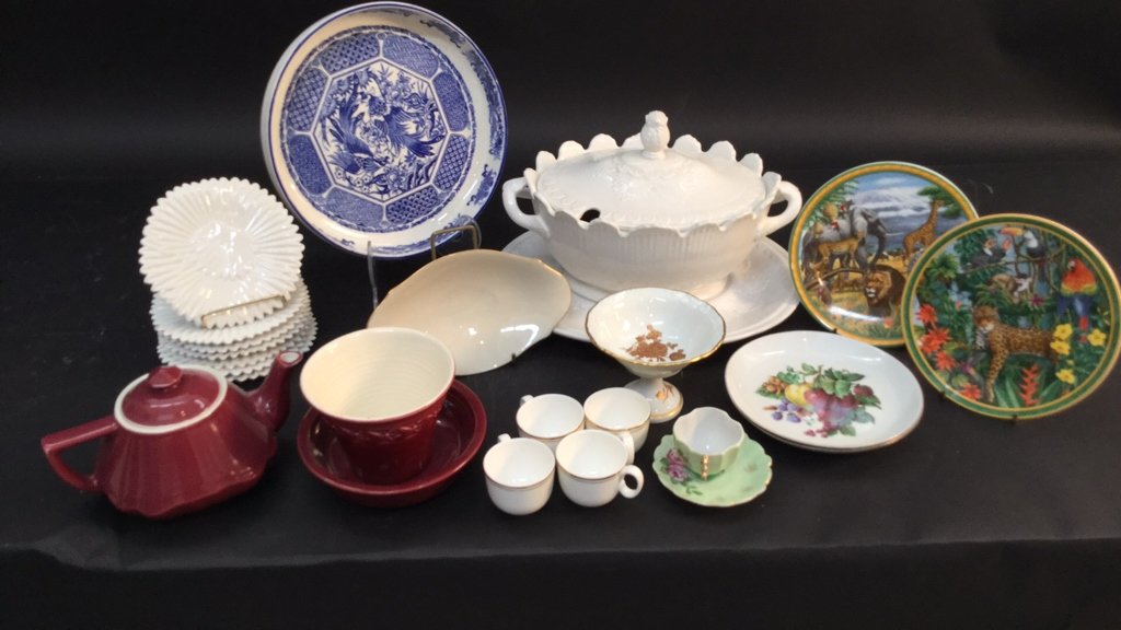 Mixed group lot of porcelain This mixed group lot (1 of 6)