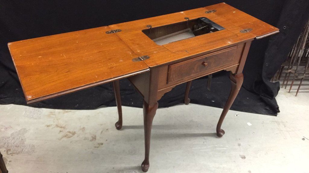 Mahogany Sewing Machine Table 31h x 26 x 18 closed. (1 of 5)