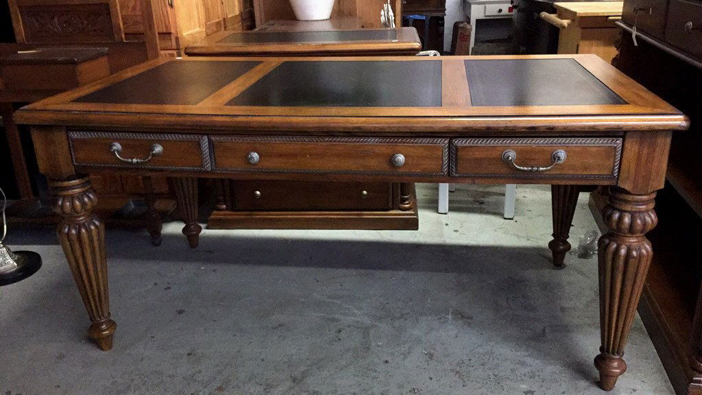 HOOKER Seven Seas Leathertop Desk (1 of 10)